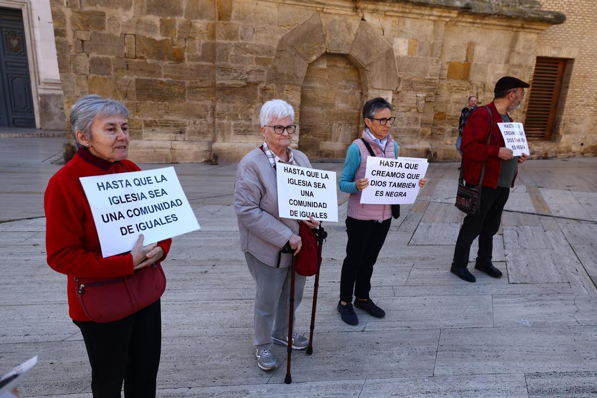 En imágenes |  El movimiento Revuelta de las Mujeres en la Iglesia alza la voz en Zaragoza por la igualdad