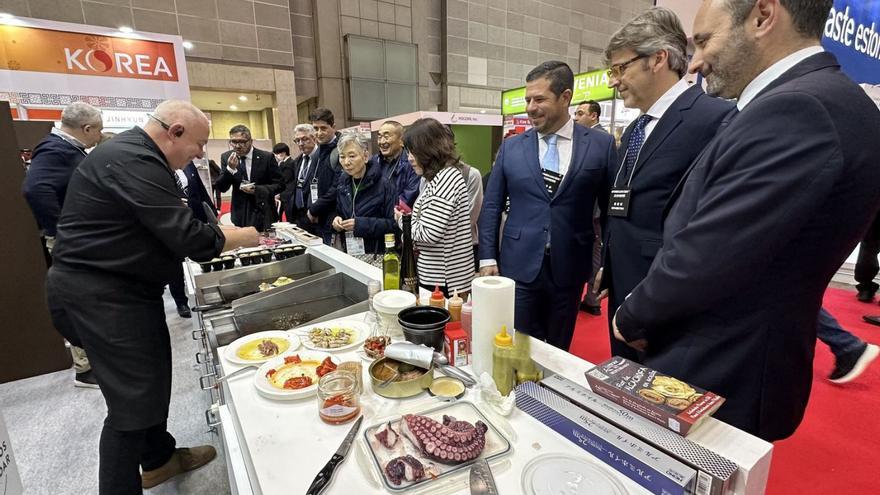 Los empresarios japoneses en una degustación de productos regionales. | CARM