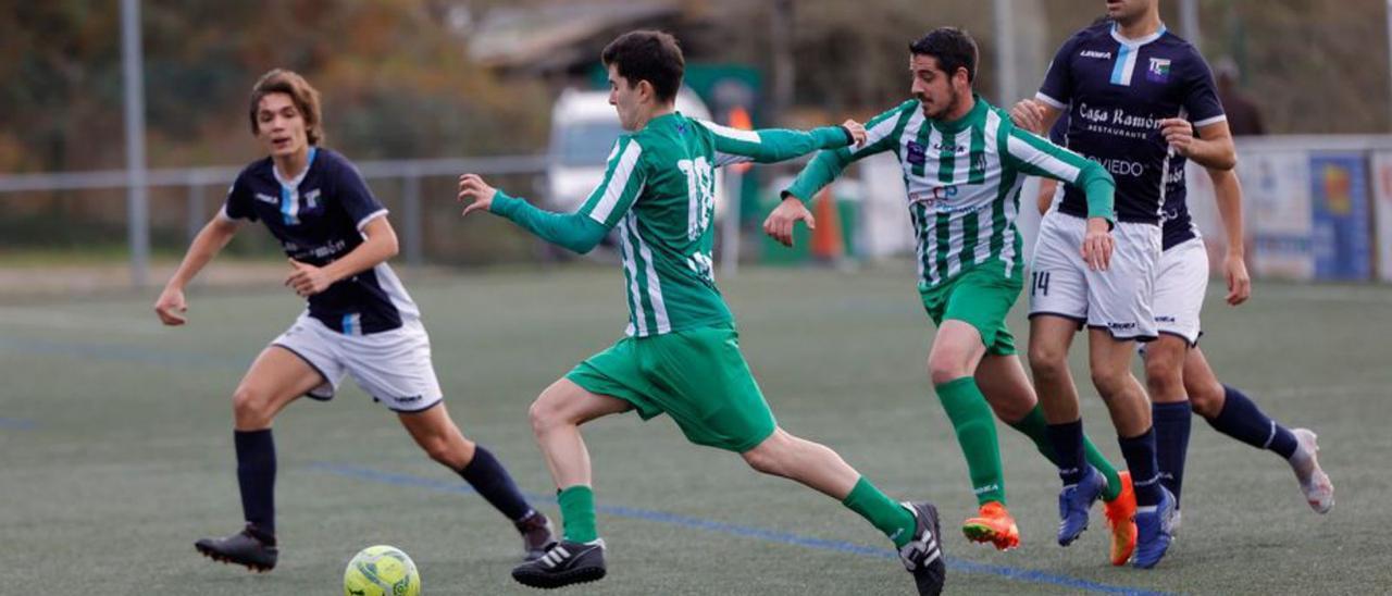 Gardel conduce el balón. | Miki López