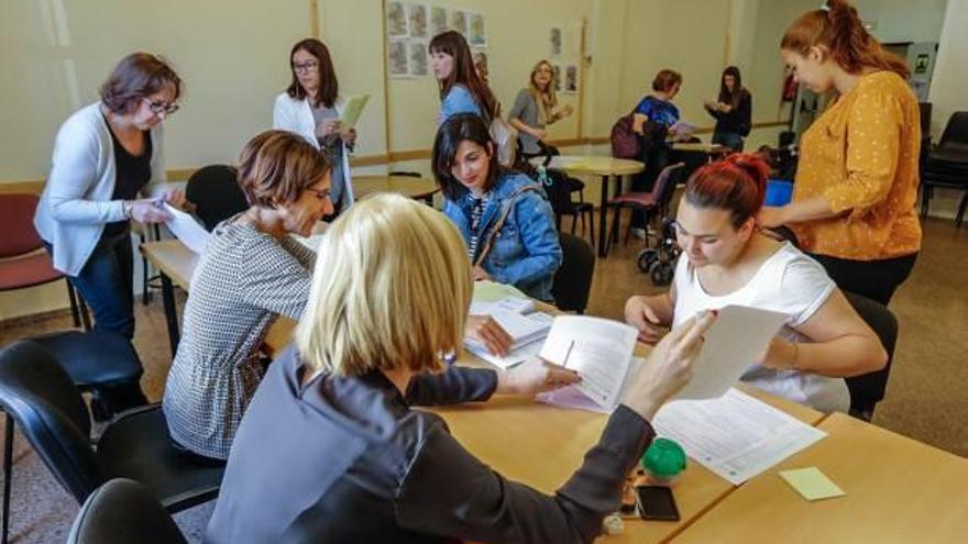 Padres presentando solicitudes de plaza para las escuelas infantiles municipales.