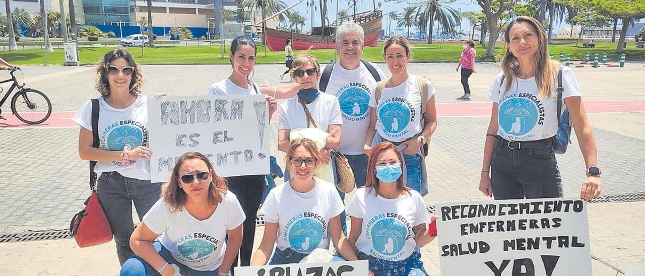 Con mascarilla, la enfermera especialista en Salud Mental Érika Vallejo, junto a otros miembros de la plataforma.