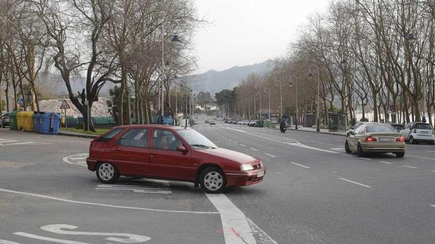 Vehículos en el cruce de la avenida de Samil con Argazada en el que se habilitará la rotonda. // R. Grobas