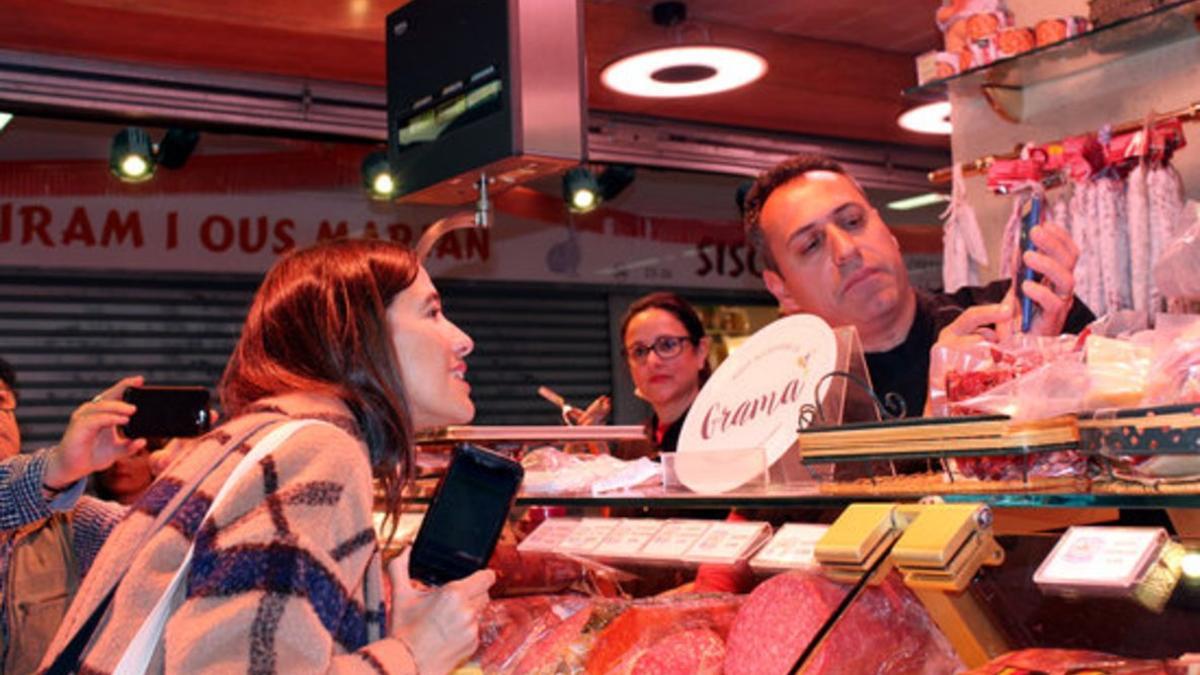 Núria Parlon, alcadesa de Santa Coloma, compra con 'gramas' en el mercado municipal.