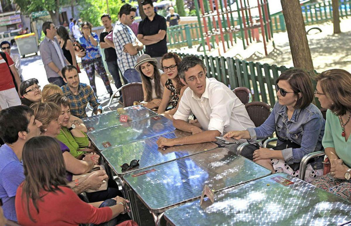 Eduardo Madina, durant una reunió informal amb militants del Partit Socialista de Madrid.