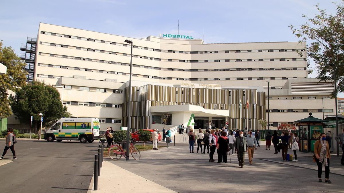 Fachada principal del Hospital Virgen Macarena de Sevilla.