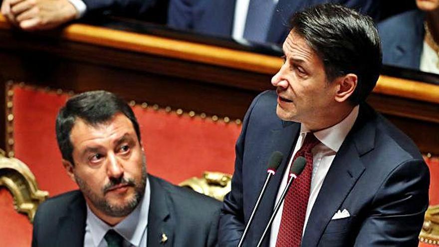 Giuseppe Conte anuncia la seva dimissió al Senat davant l&#039;atenta mirada de Matteo Salvini.