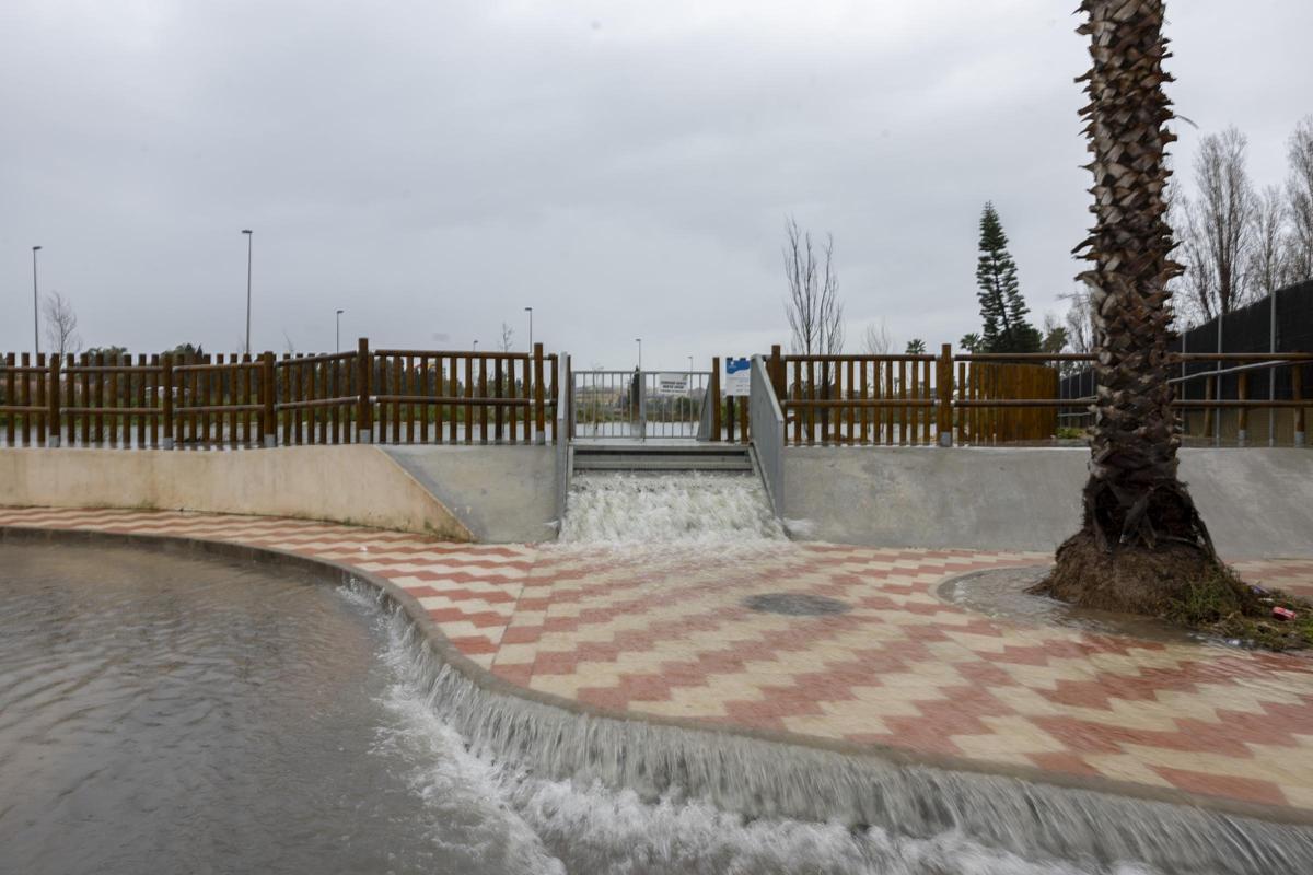 Balsa de laminación de Doña Inés desbordada tras la tormenta que ha dejado 40 litros por metro cuadrado