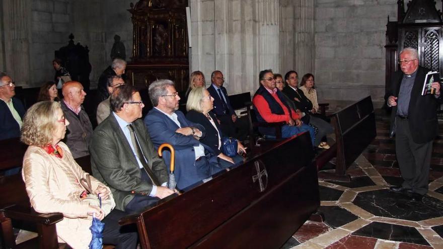 Agustín Hevia, ayer, explicando la historia de la capilla.