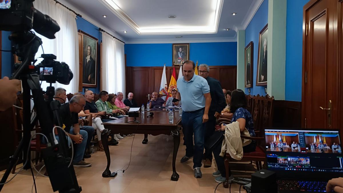 Los concejales de la oposición, empezando a salir del salón plenario este viernes.
