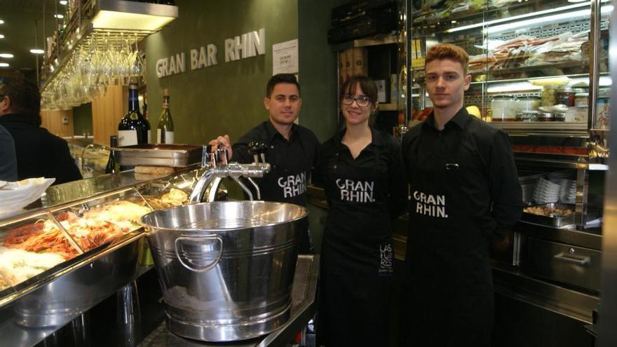 Miguel, Olga y Antonio, tras la barra del Gran Bar Rhin.