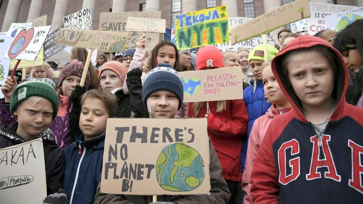 Un grupo de niños se manifiesta frente al parlamento de Helsinki