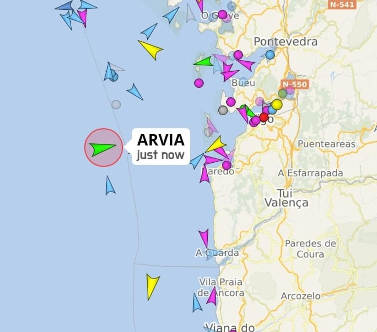Mapa de tráfico marítimo que señala la posición del Arvia hacia la costa sur de Galicia.