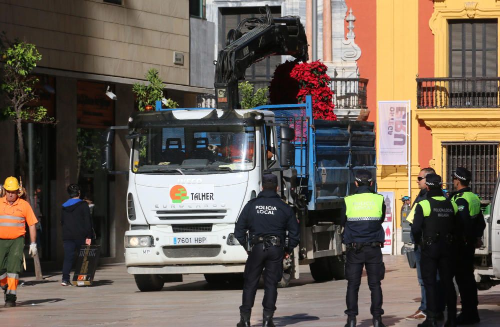 El Ayuntamiento de Málaga adopta medidas de seguridad tras el atentado de un camión en un mercadillo navideño en Berlín el pasado lunes.