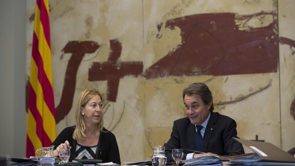 Neus Munté y Artur Mas, en la primera reunión del Govern tras la salida de los 'consellers' de Unió.