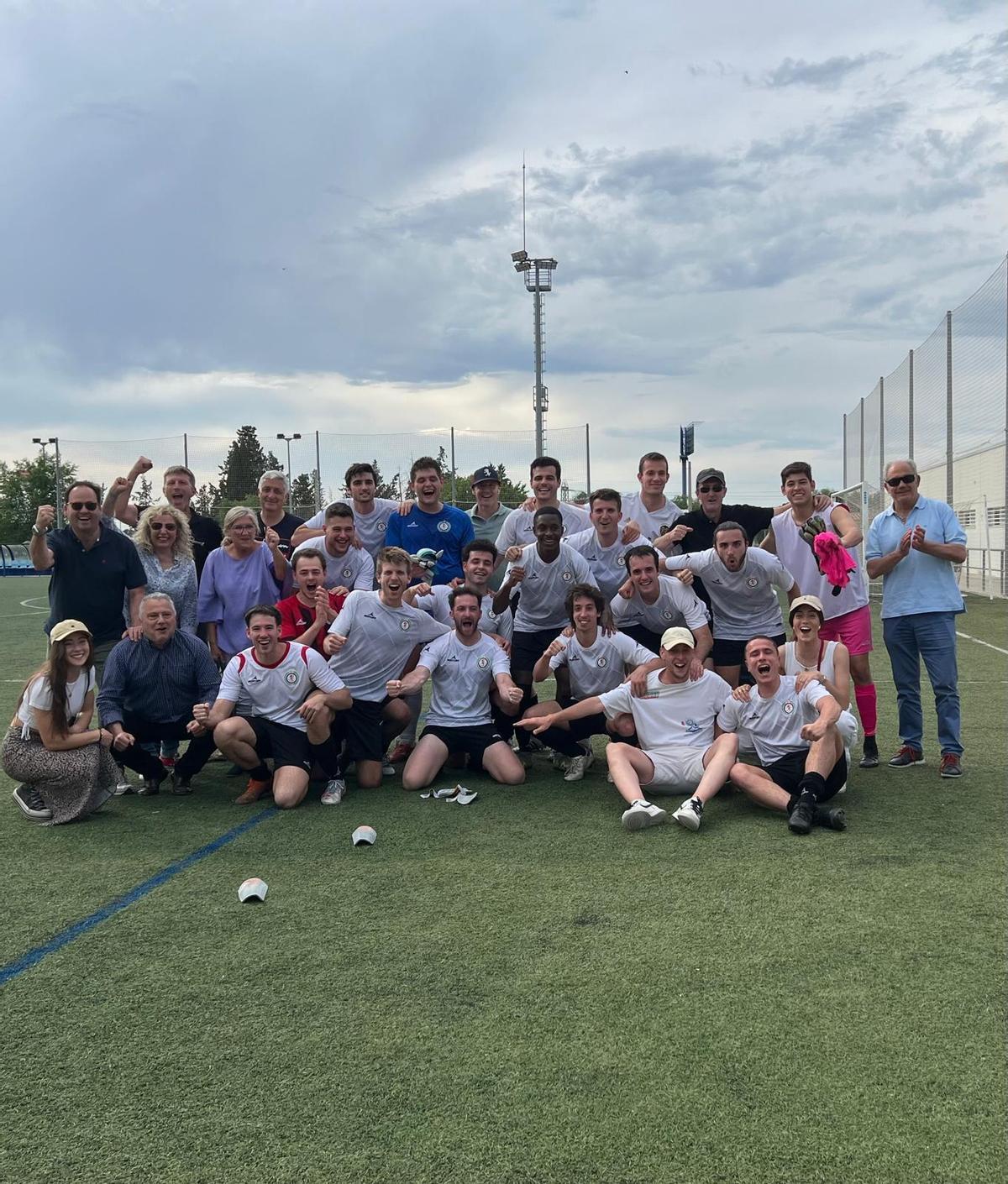 Foto de final de temporada (23/24) tras conseguir el ascenso a Segunda Regional