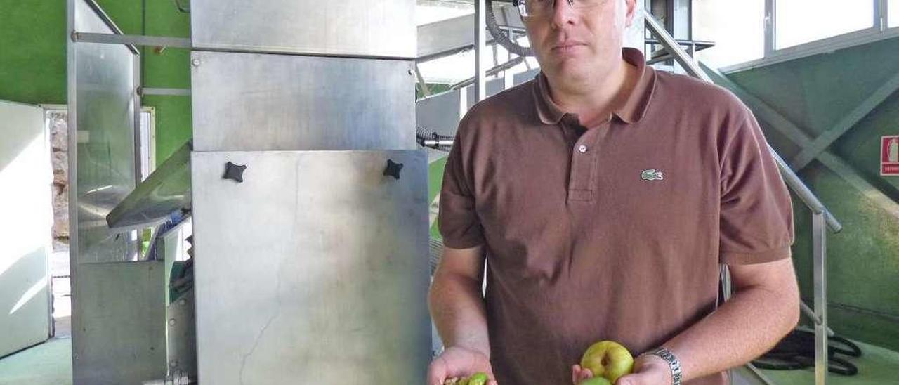 Tino Cortina, con manzanas y fruta cortada, en Villaviciosa, en una foto de archivo.