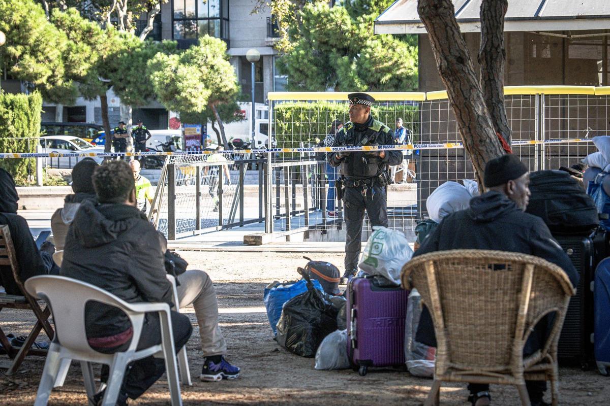 Barcelona desaloja a una treintena de personas sin hogar del parque Joan Miró