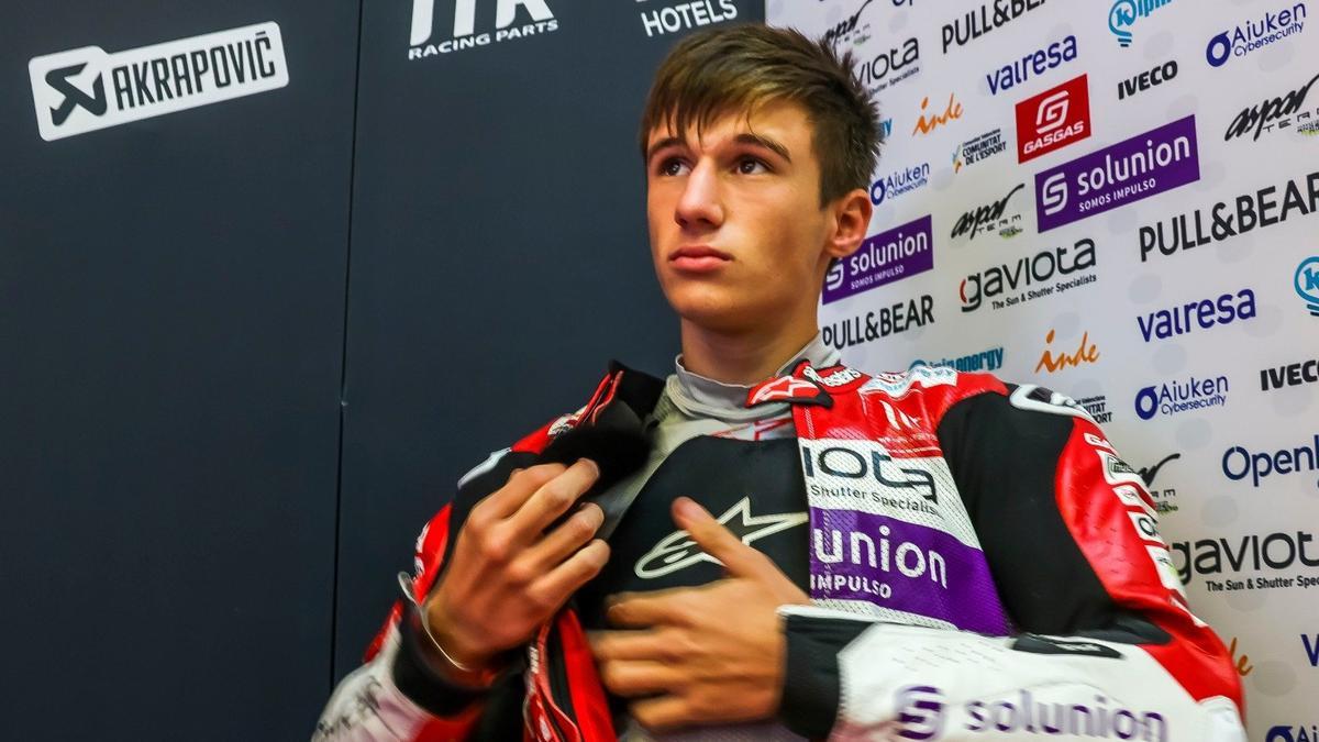 Sergio, en el box antes de arrancar la carrera de Moto3 en Jerez. / ASPAR TEAM