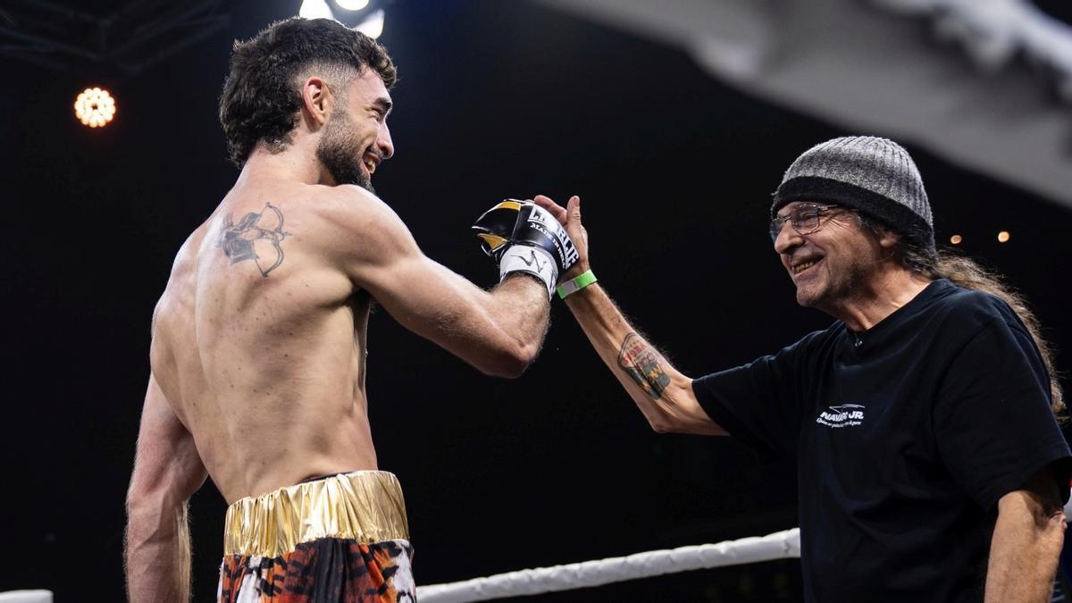 José Luis Navarro Jr. junto a su entrenador, Ricardo Sánchez Atocha.