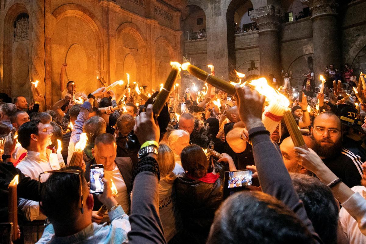 Cristianos ortodoxos celebran “Fuego Sagrado” en Jerusalén. eregrinos cristianos ortodoxos sostienen velas durante la ceremonia del Fuego Sagrado, un día antes de la Pascua ortodoxa, el sábado 15 de abril de 2023 en la Iglesia del Santo Sepulcro en la Ciudad Vieja de Jerusalén, donde muchos cristianos creen que Jesús fue crucificado y enterrado antes de resucitar.