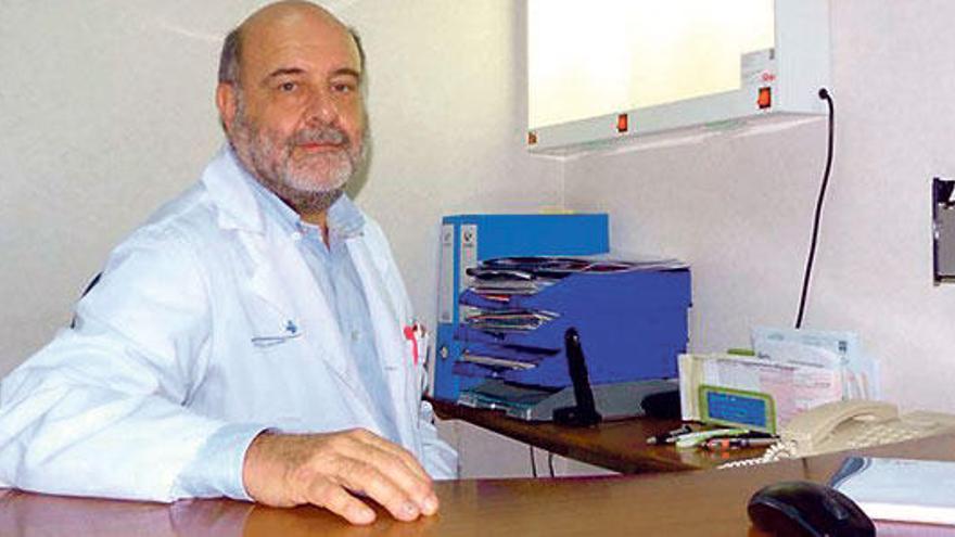 El doctor Juan manuel Moreno, en su consulta de la Clínica Juaneda.