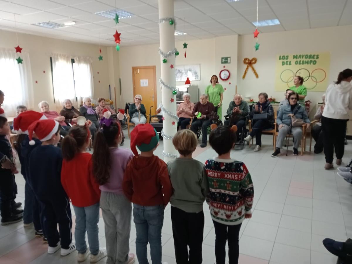 EN IMÁGENES: Así son las actividades de ocio en el centro de mayores de Salas.