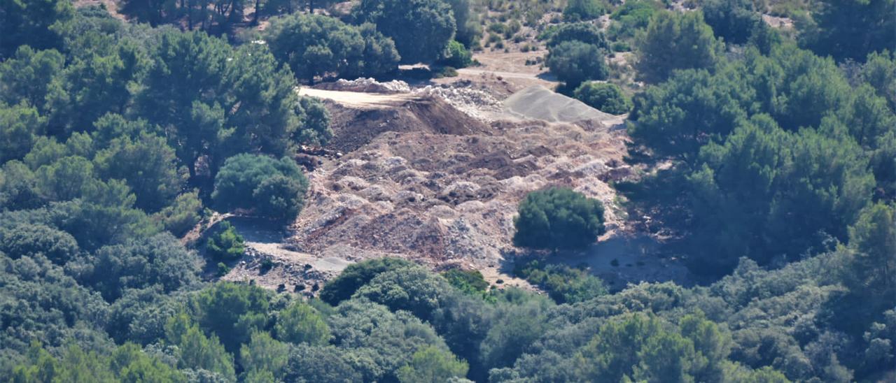 Escombros de las obras del hotel Formentor depositados en el entorno del establecimiento.