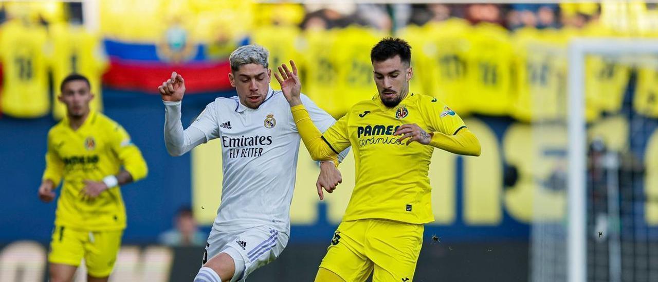 El madridista Fede Valverde y el ‘groguet’ Álex Baena, durante el partido de la primera vuelta en Villarreal.