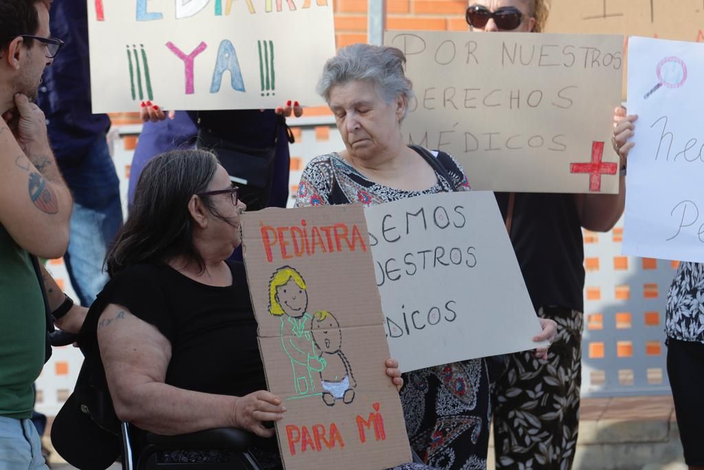 Los vecinos del barrio de La Coma se manifiestan por los servicios médicos inexistentes