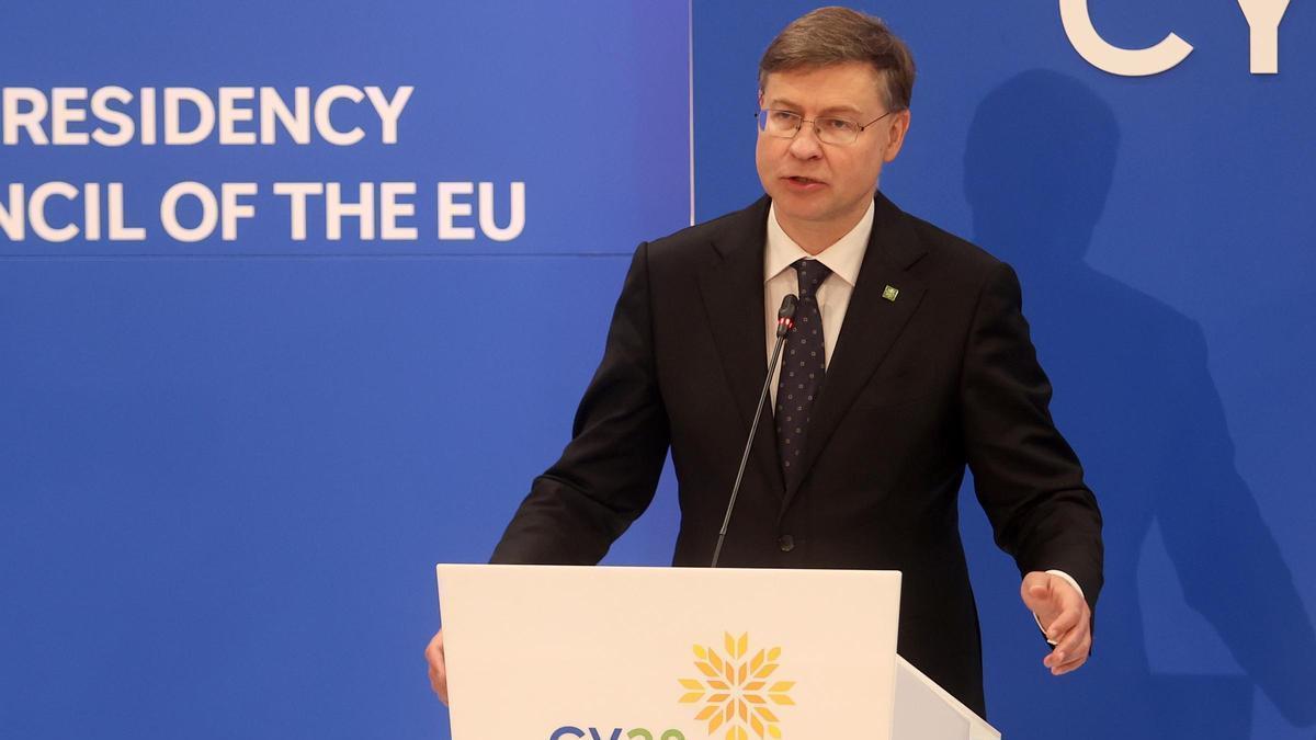 El vicepresidente de la Comisión Europea, Valdis Dombrovskis, en rueda de prensa desde Nicosia.