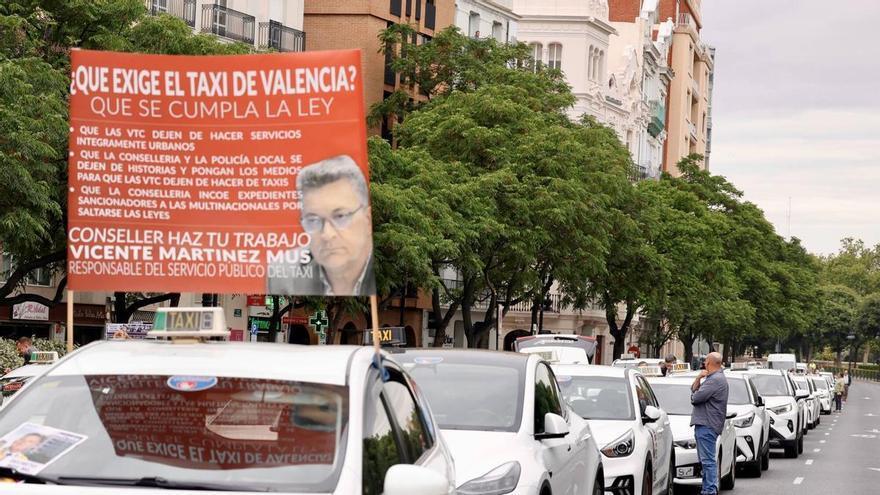 El sector del taxi acusa a Martínez Mus de "mentir con desvergüenza", proteger a las VTC y a los "especuladores" y "legalizar el intrusismo"