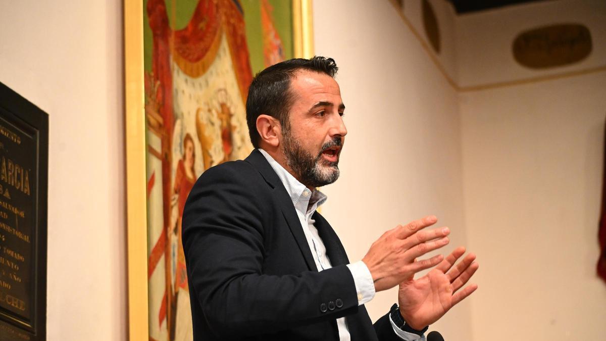 Tensión en el pleno de Elche tras llamar "idiota" el concejal de Vox Samuel Ruiz a Esther Díez, de Compromís