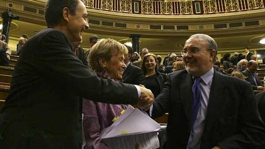 Zapatero saluda a Solbes en presencia de Fernandez de la Vega, ayer en el Congreso