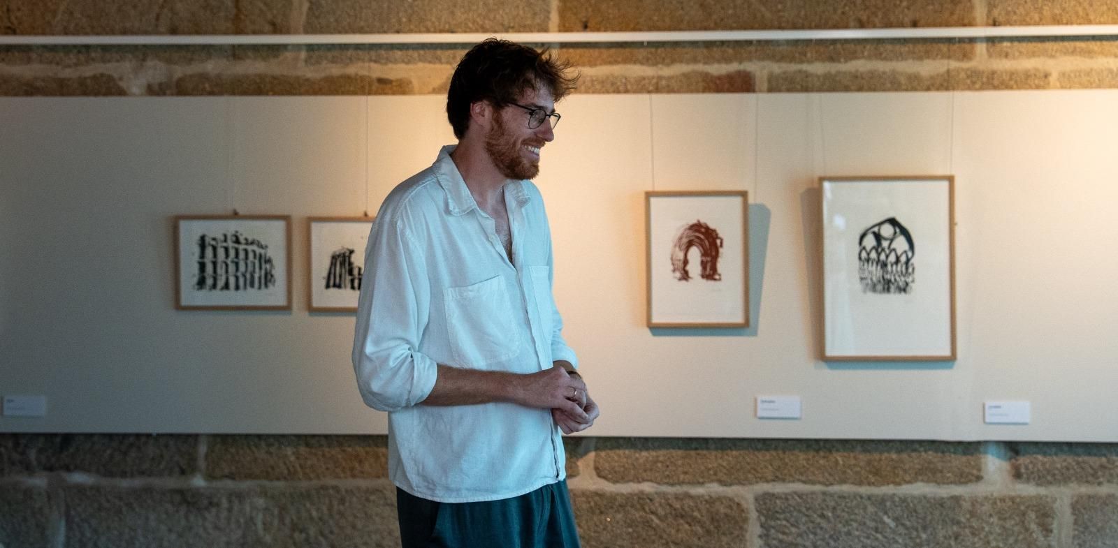 Miguel Rojo Otero, nieto de José Benito Otero Baena, en su exposición en la sala Amalia Domínguez Búa.