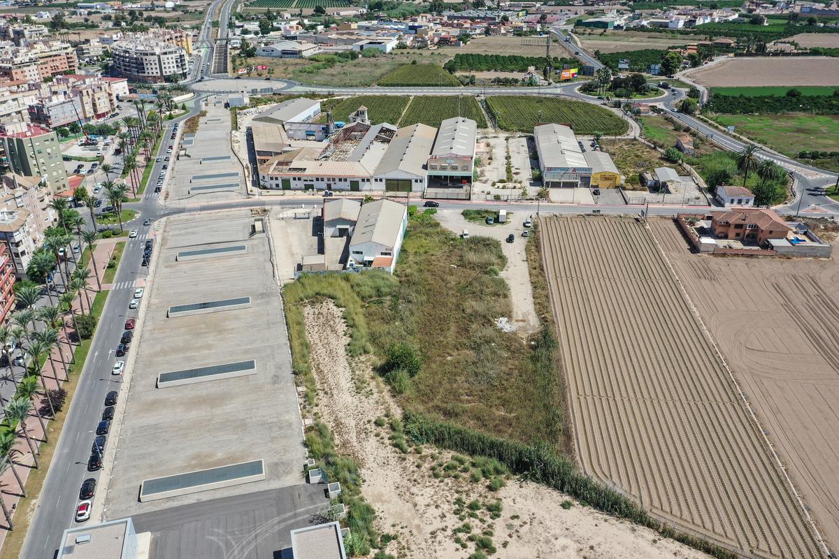 Imagenes de la zona 12 que el Ayuntamiento quiee reordenar como área comercial entre las carreteras de Arneva y Bigastro y la losa del Ave