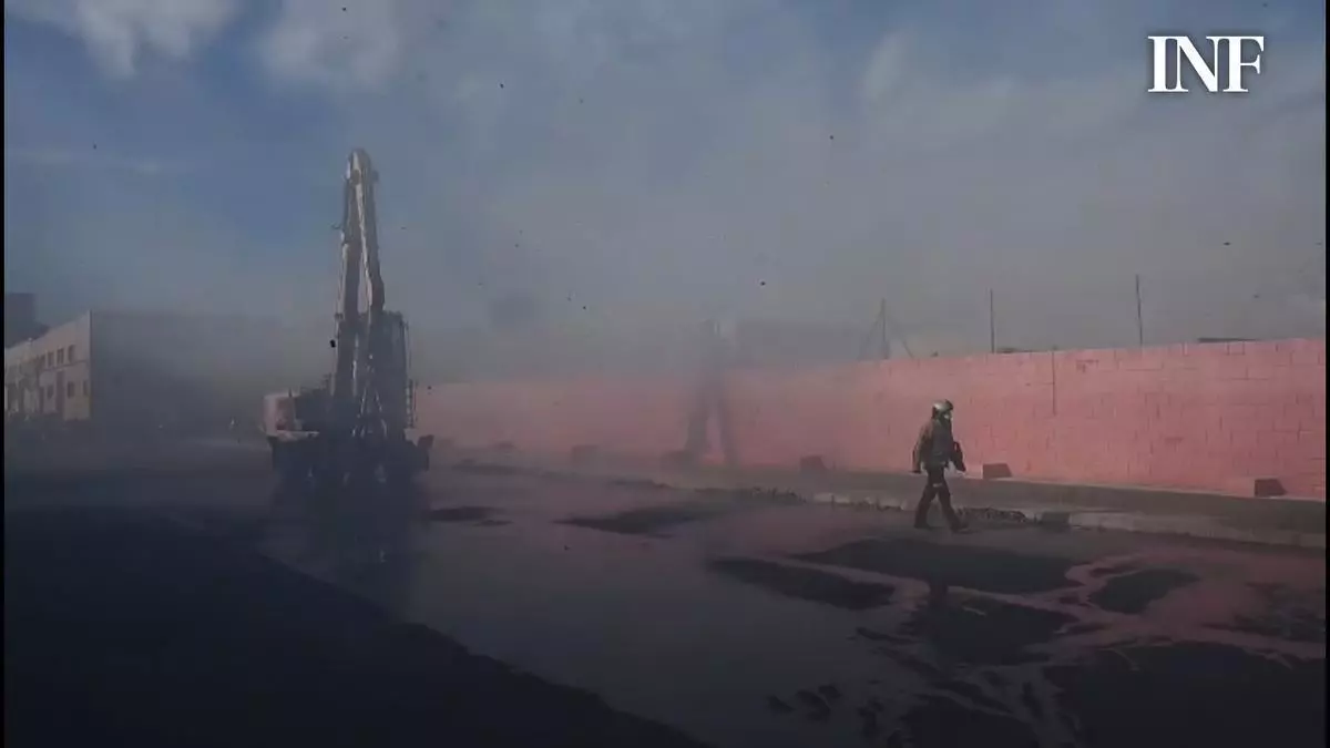Una densa columna de humo por el incendio en una planta de cartón desata la alarma en Carrús