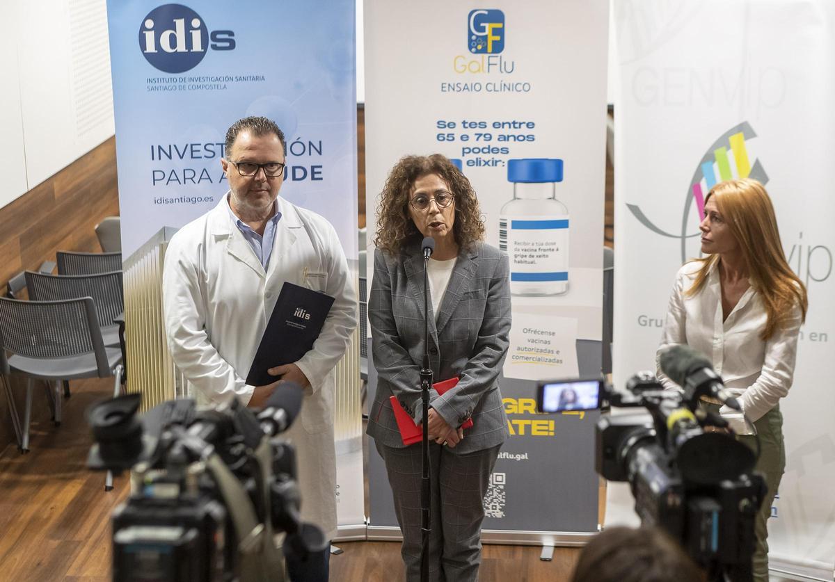 A directora xeral de Saúde Pública, Carmen Durán, acompañada do coordinador do Grupo de investigación GENVIP (Xenética, Vacinas e enfermidades infecciosas), Federico Martinón, presenta o estudo GALFLU, un ensaio clínico que se vai desenvolver en Galicia proximamente.