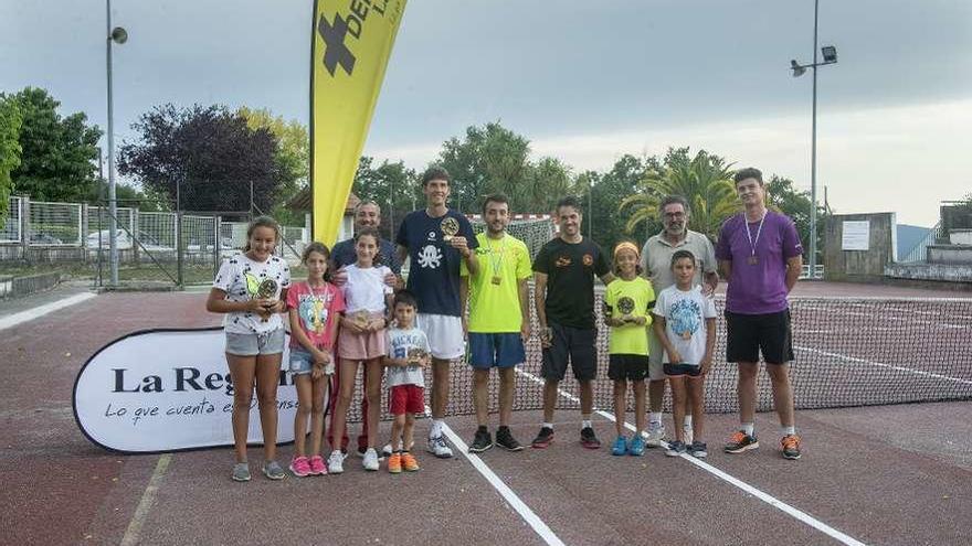 Los ganadores, con los trofeos conquistados en Amoeiro. // C.P.