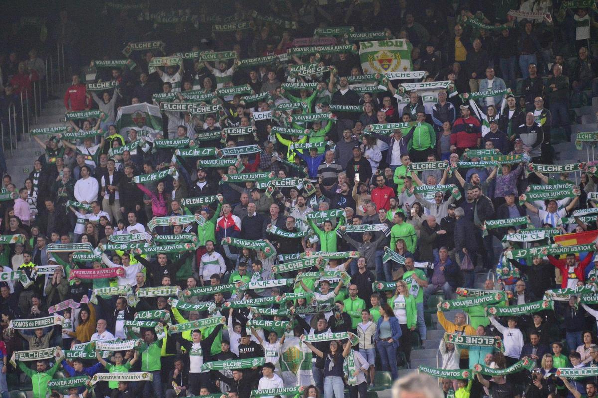 Afición del Elche durante el partido contra el Oviedo