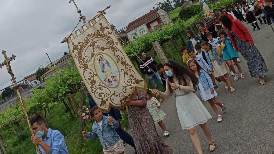 Los niños, durante la procesión, en la parroquia de Oubiña