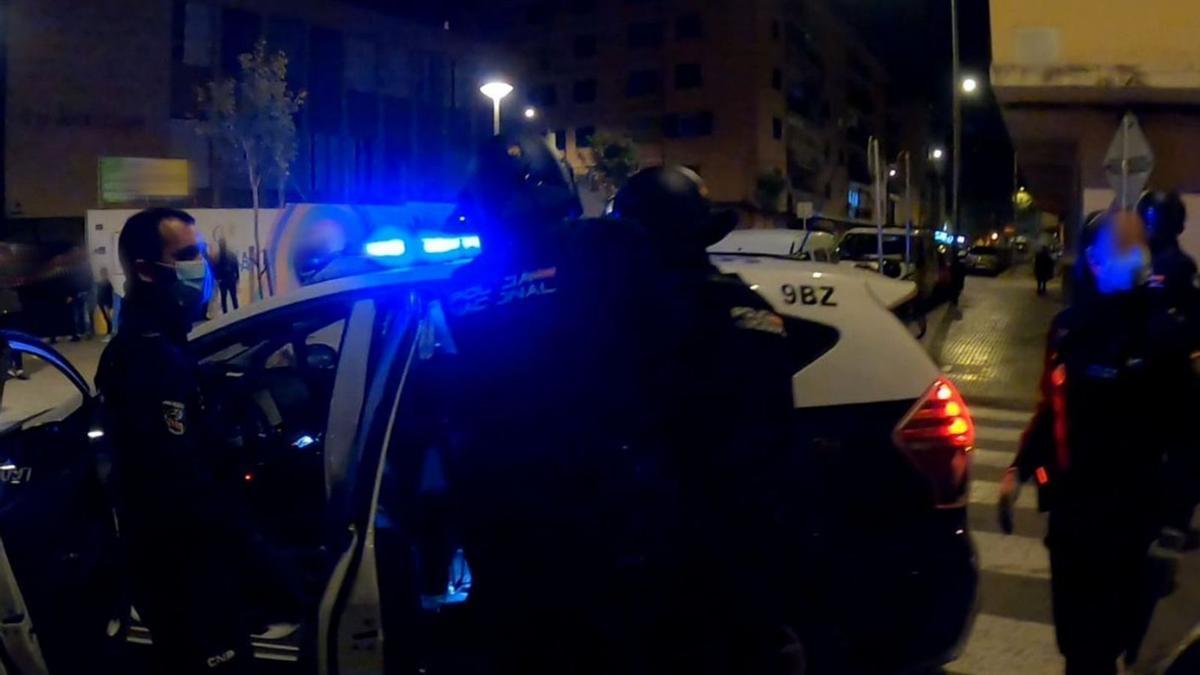 El individuo fue detenido por una patrulla de la Policía Nacional.