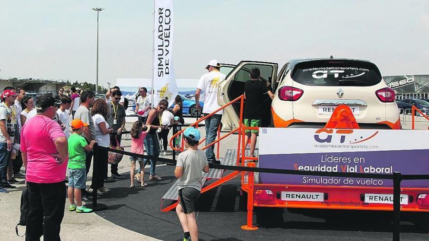 Simulador de vuelco sobre un Captur en la Renault Passion Experience, abierta a todos los públicos.