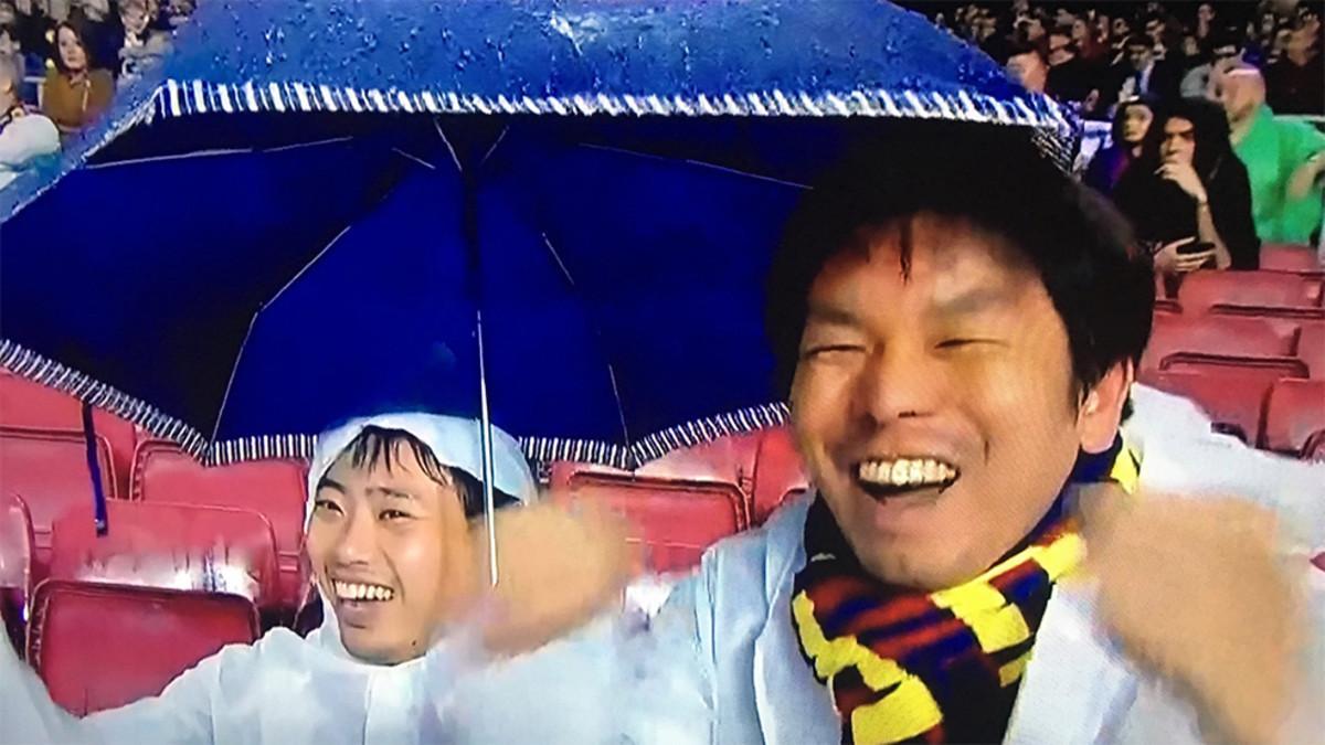 Los dos aficionados asiáticos, eufóricos en el Camp Nou