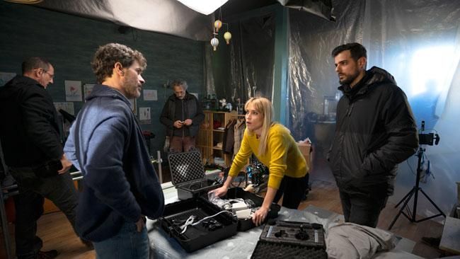 Ana Fernández y Roberto Sancho atienden al director de 'Voces'