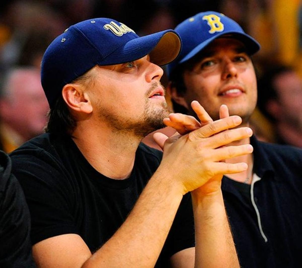 Leonardo {Di} Caprio observa atent la final del campionat de la NBA.