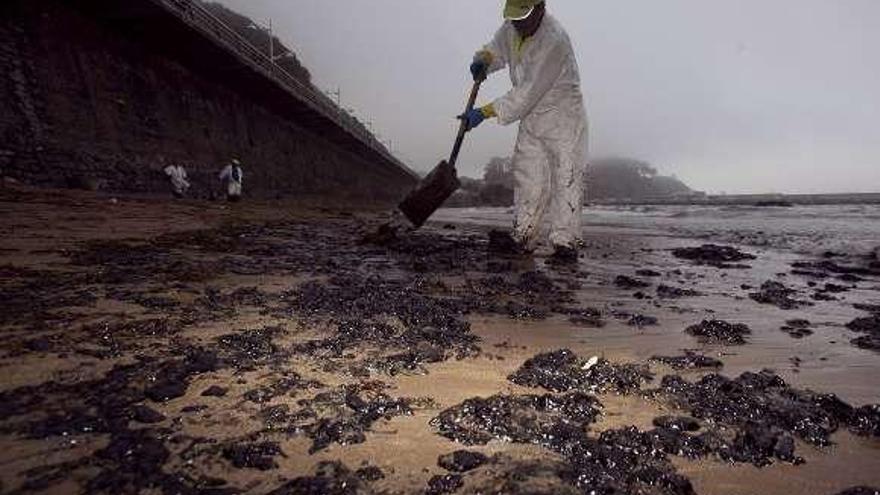 Marea negra en Asturias por diez toneladas de fuel de una térmica