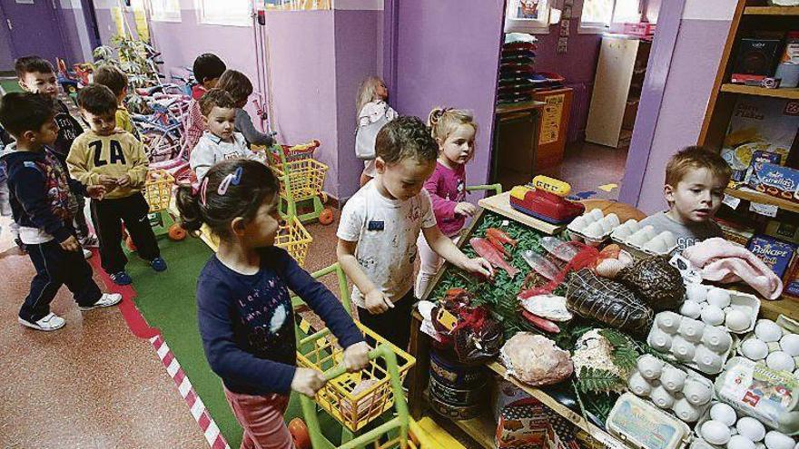 Alumnos de Infantil haciendo la compra en un supermercado simulado.