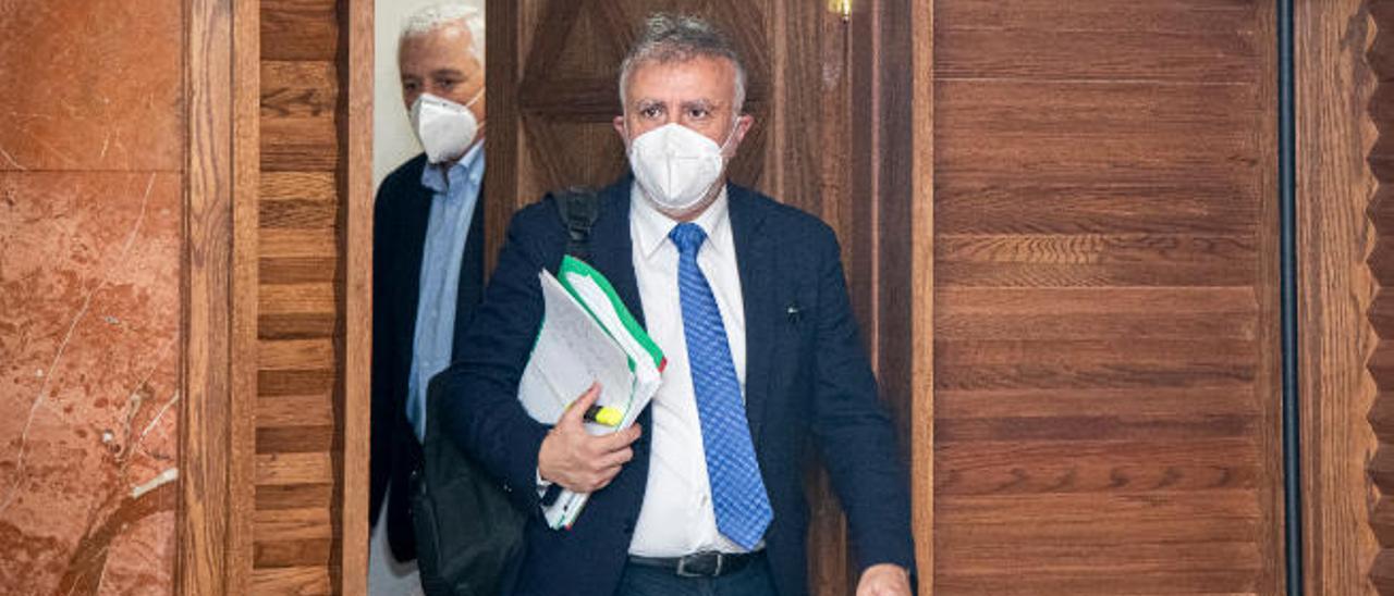 El presidente del Gobierno canario, Ángel Víctor Torres, a su llegada ayer al Consejo de Gobierno con la mascarilla puesta.