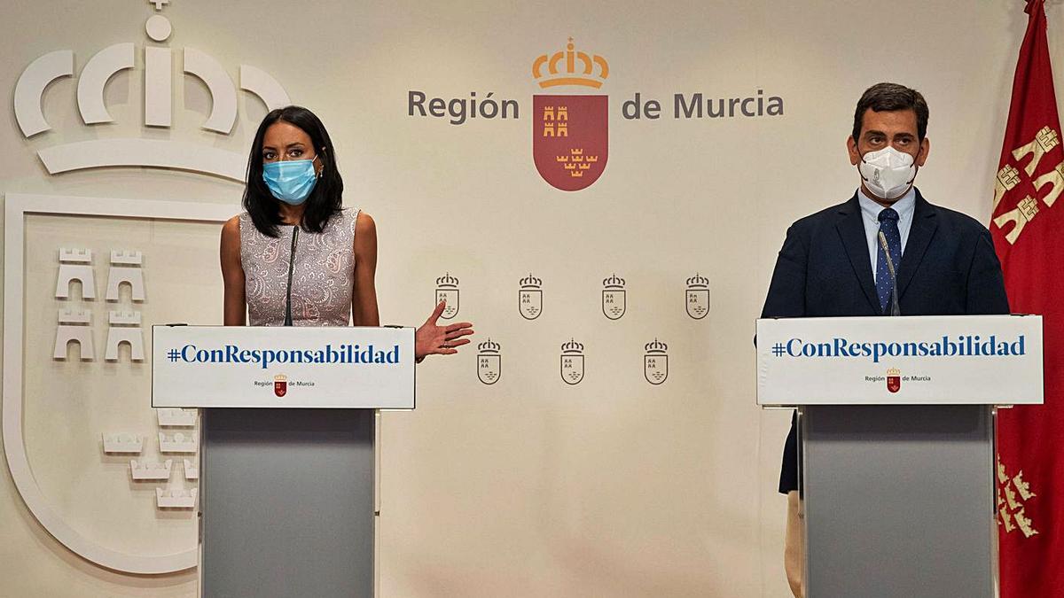 Los consejeros Valle Miguélez y Díez de Revenga. | EFE / MARCIAL GUILLÉN