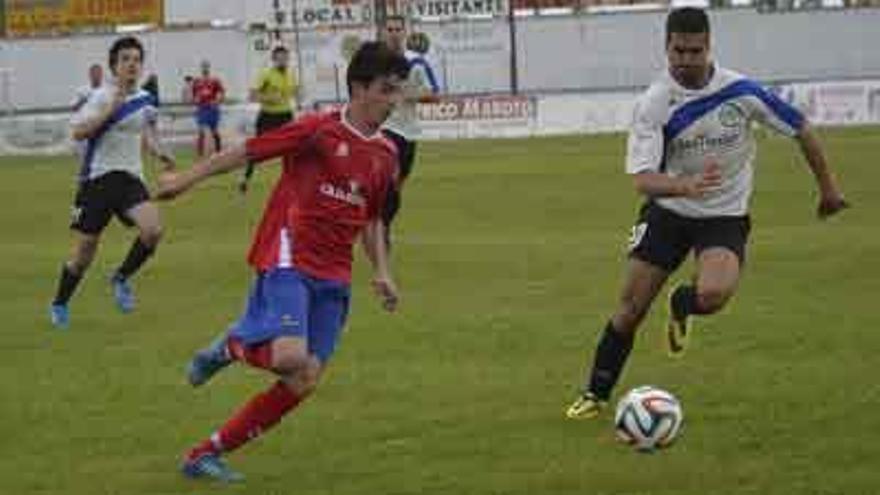 Un jugador del Benavente se dispone a regatear en carrera a un adversario.